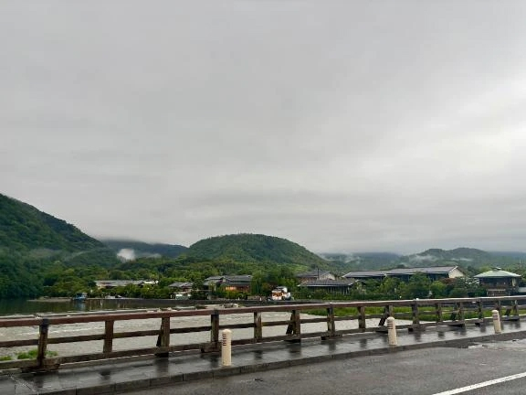 こう
