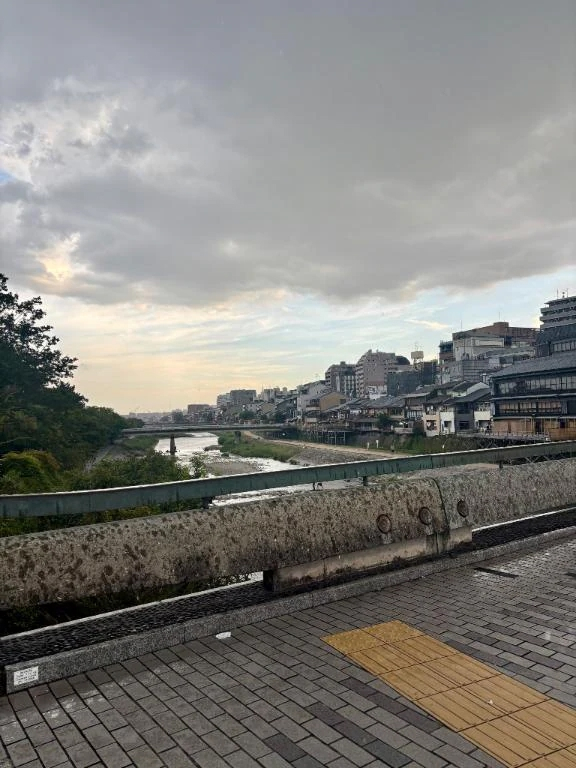 こう